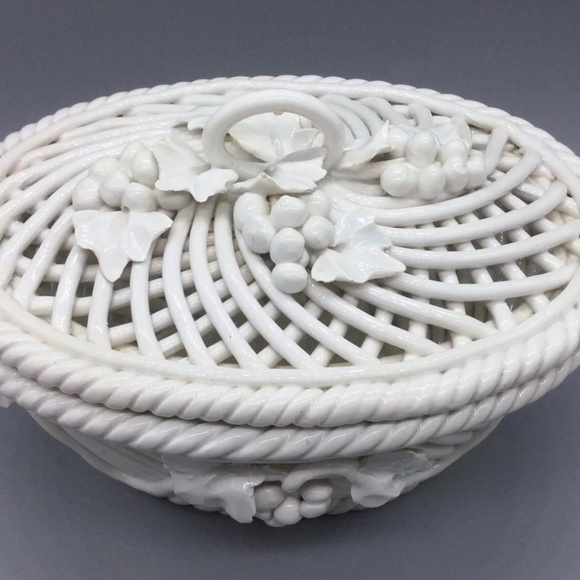 Made in Italy Ornate Belleek Style Glazed Ceramic Candy/Bathroom Box/Trinket Lid - Picture 1 of 9